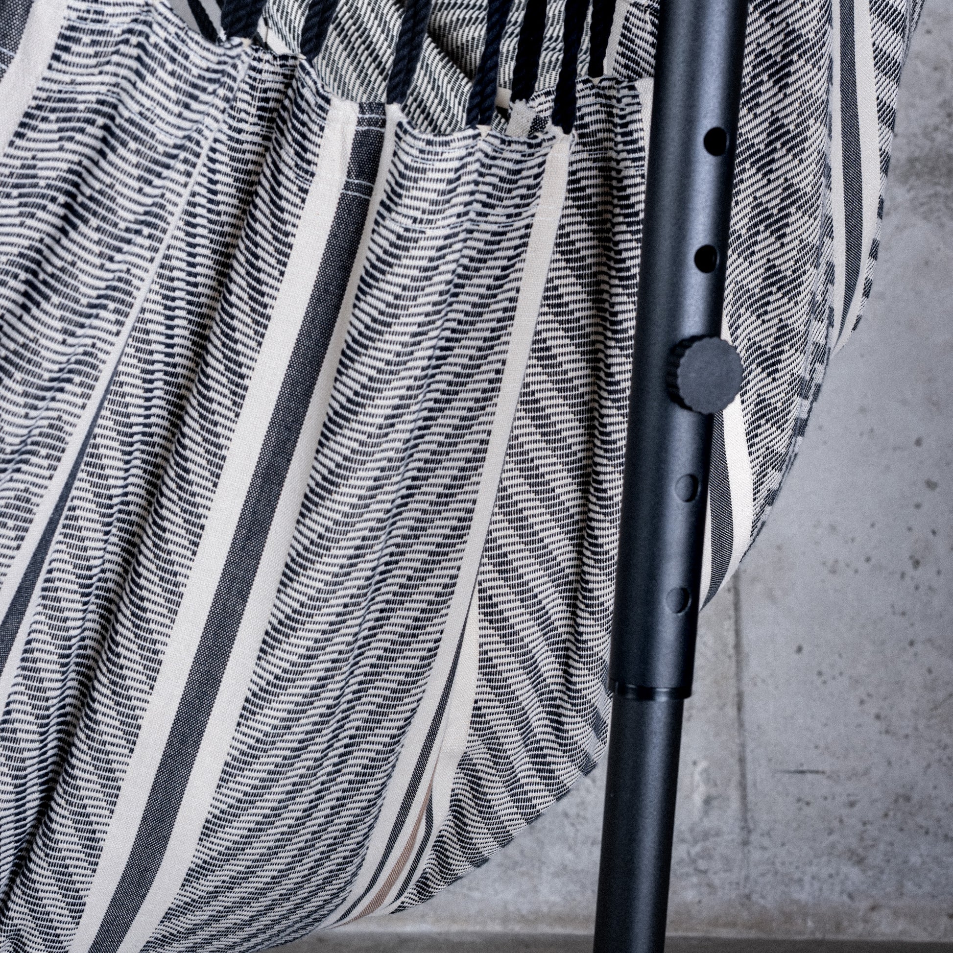 Fiji Organic Zebra – Fotel hamakowy Basic Size z bawełny organicznej ze stojakiem ze stali ocynkowanej