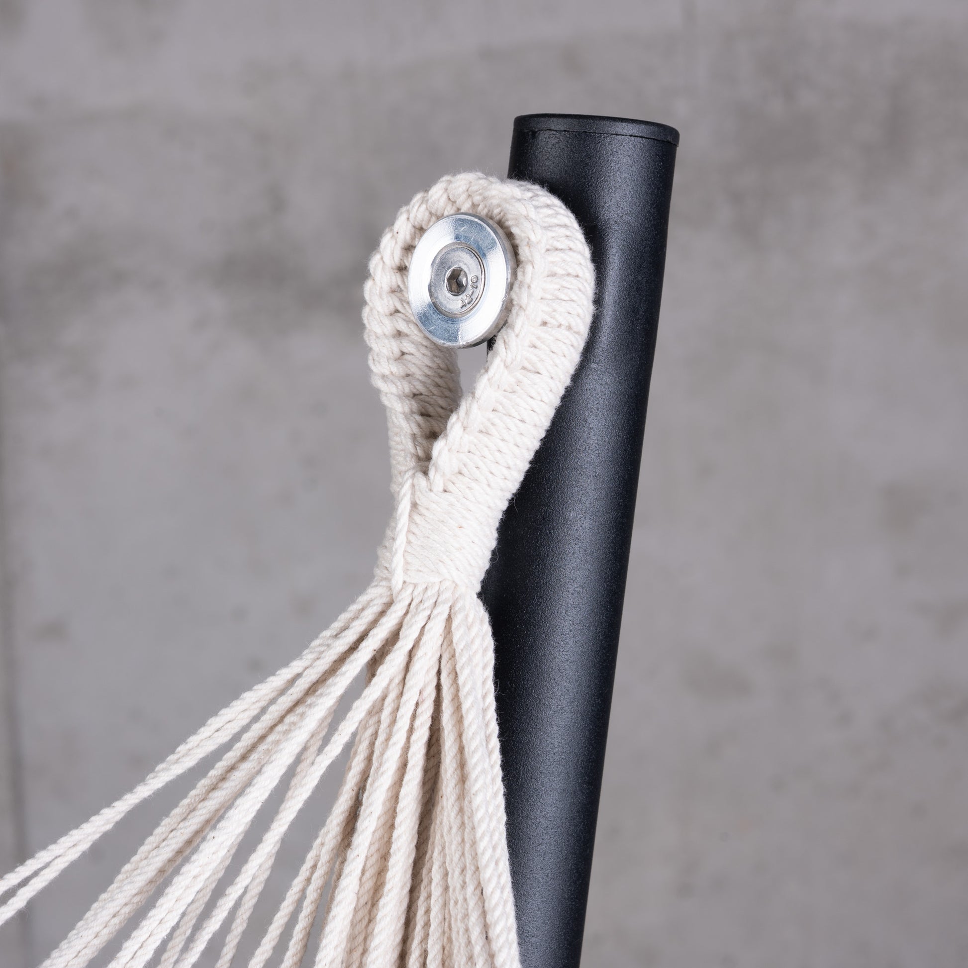 Fiji Organic Latte – Hangstoel Comfort Size van biokatoen met frame van verzinkt staal