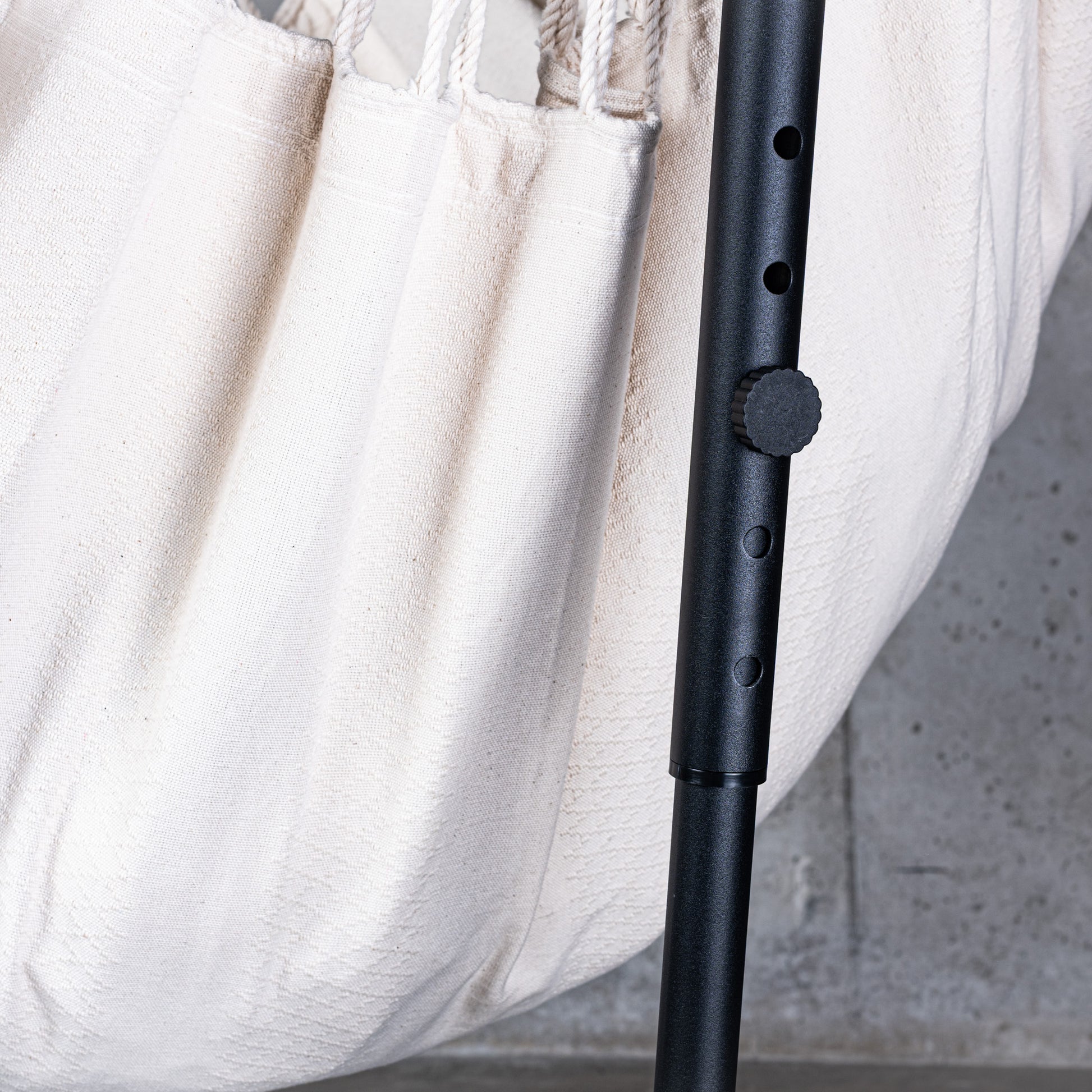 Fiji Organic Latte – Hangstoel Comfort Size van biokatoen met frame van verzinkt staal