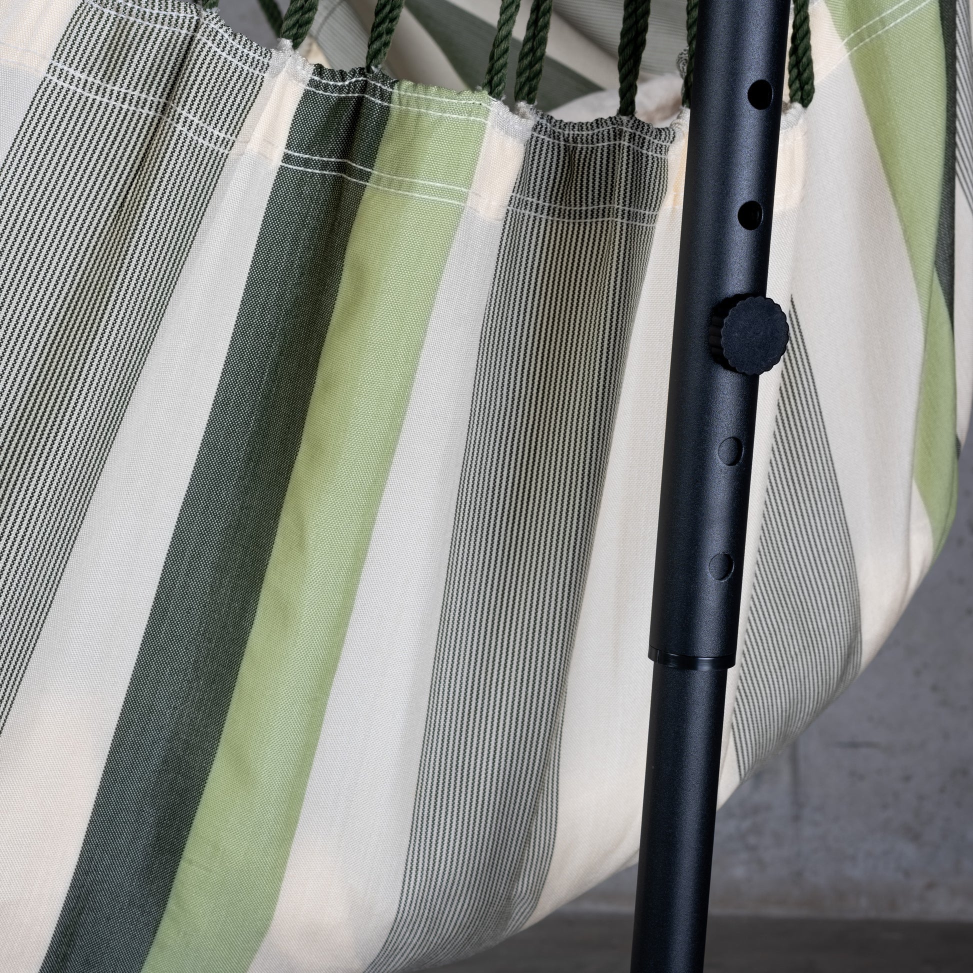 Fiji Outdoor Cedar – Riipputuoli Comfort Size Outdoor galvanoidulla terästelineellä