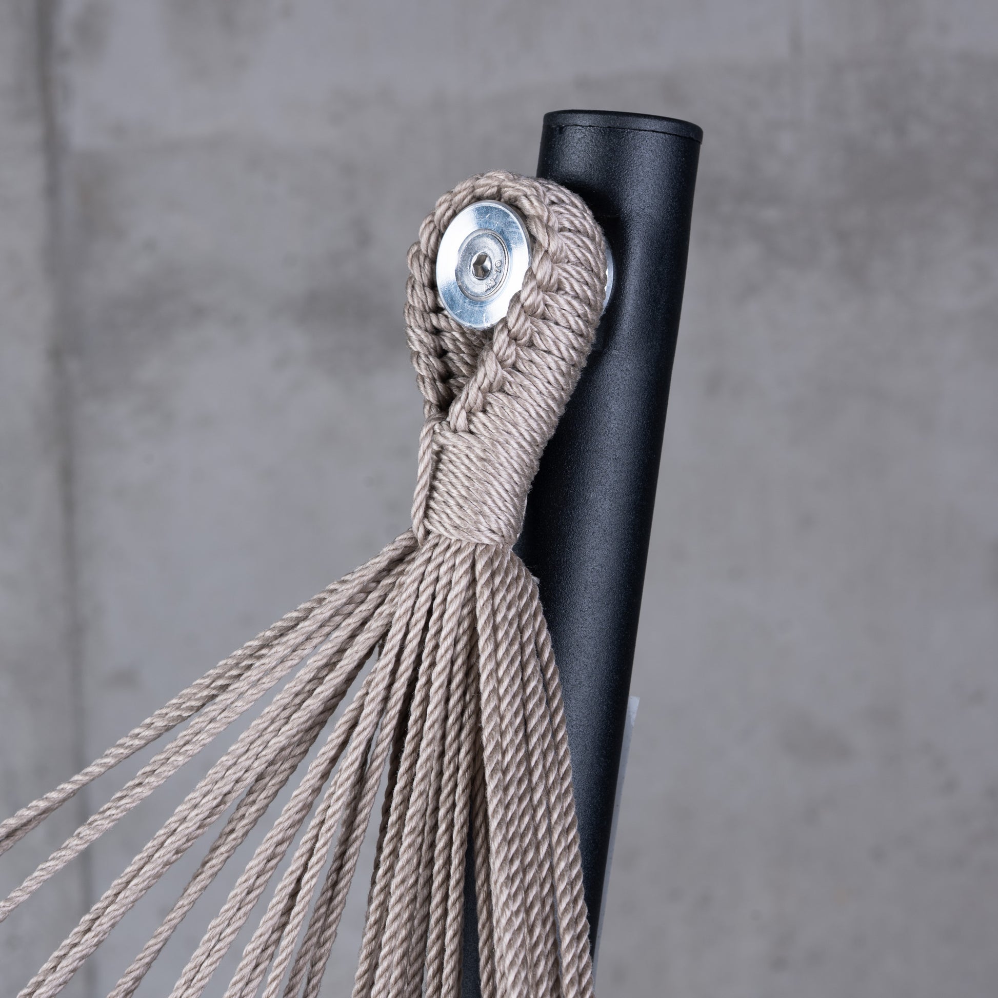 Fiji Outdoor Almond – Riipputuoli Comfort Size Outdoor galvanoidulla terästelineellä