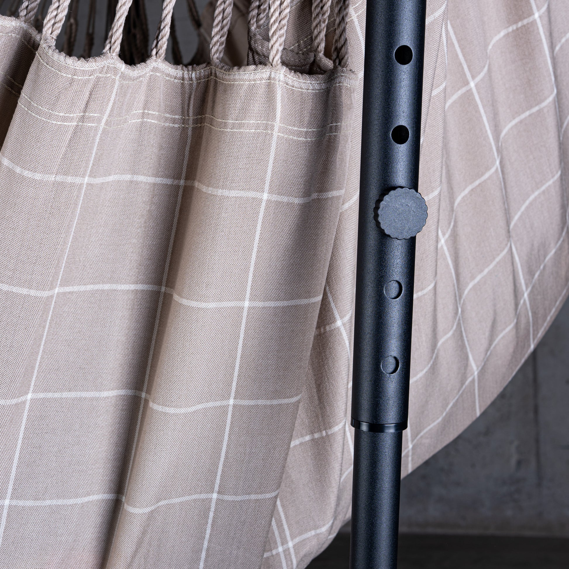 Fiji Outdoor Almond – Riipputuoli Comfort Size Outdoor galvanoidulla terästelineellä