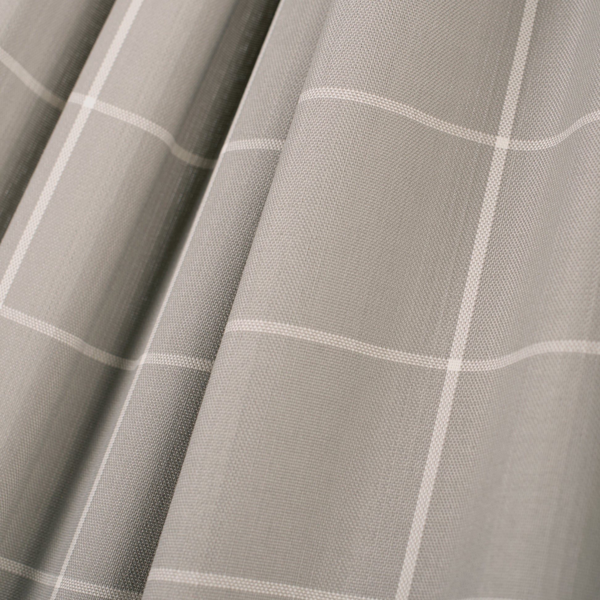 Fiji Outdoor Almond – Riipputuoli Comfort Size Outdoor galvanoidulla terästelineellä