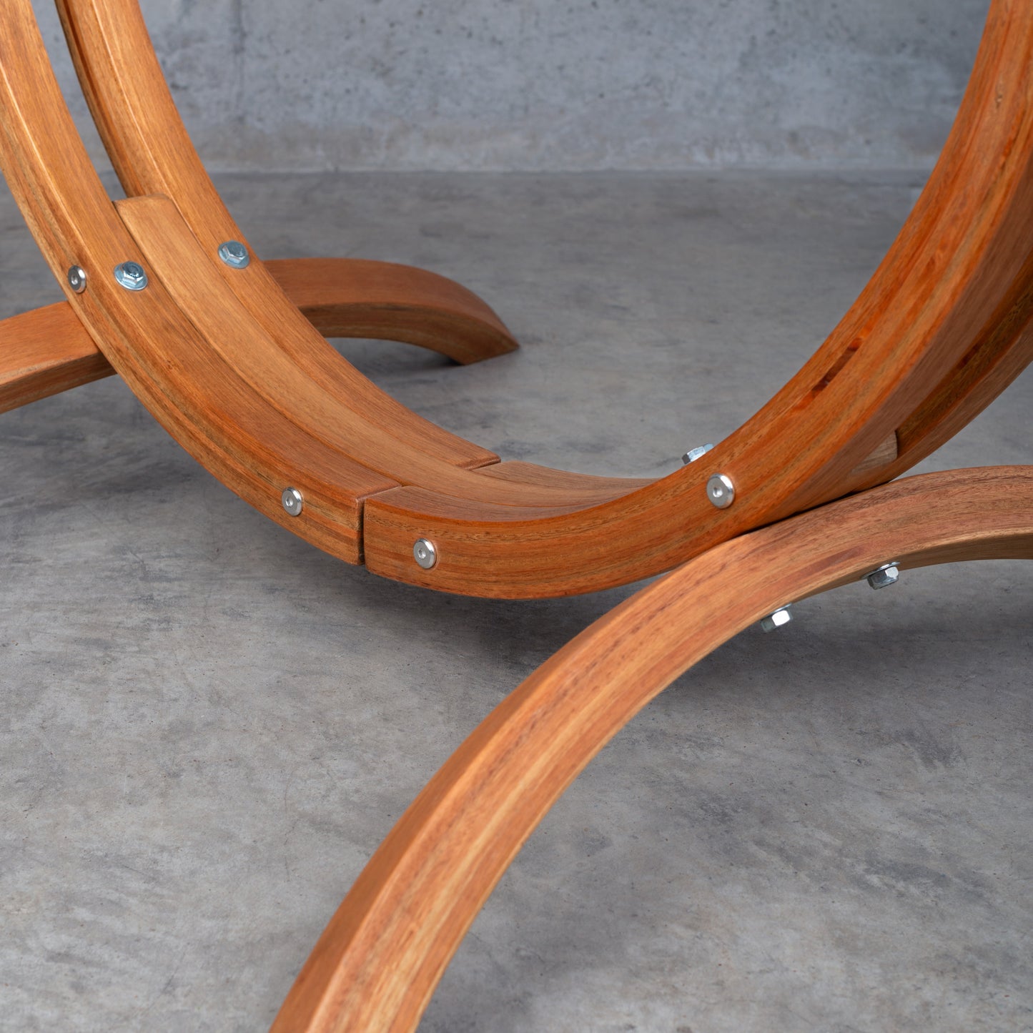 Udine Outdoor Almond - Fotel hamakowy outdoor ze stojakiem wykonanym z FSC®-certyfikowanego drewna eukaliptusa