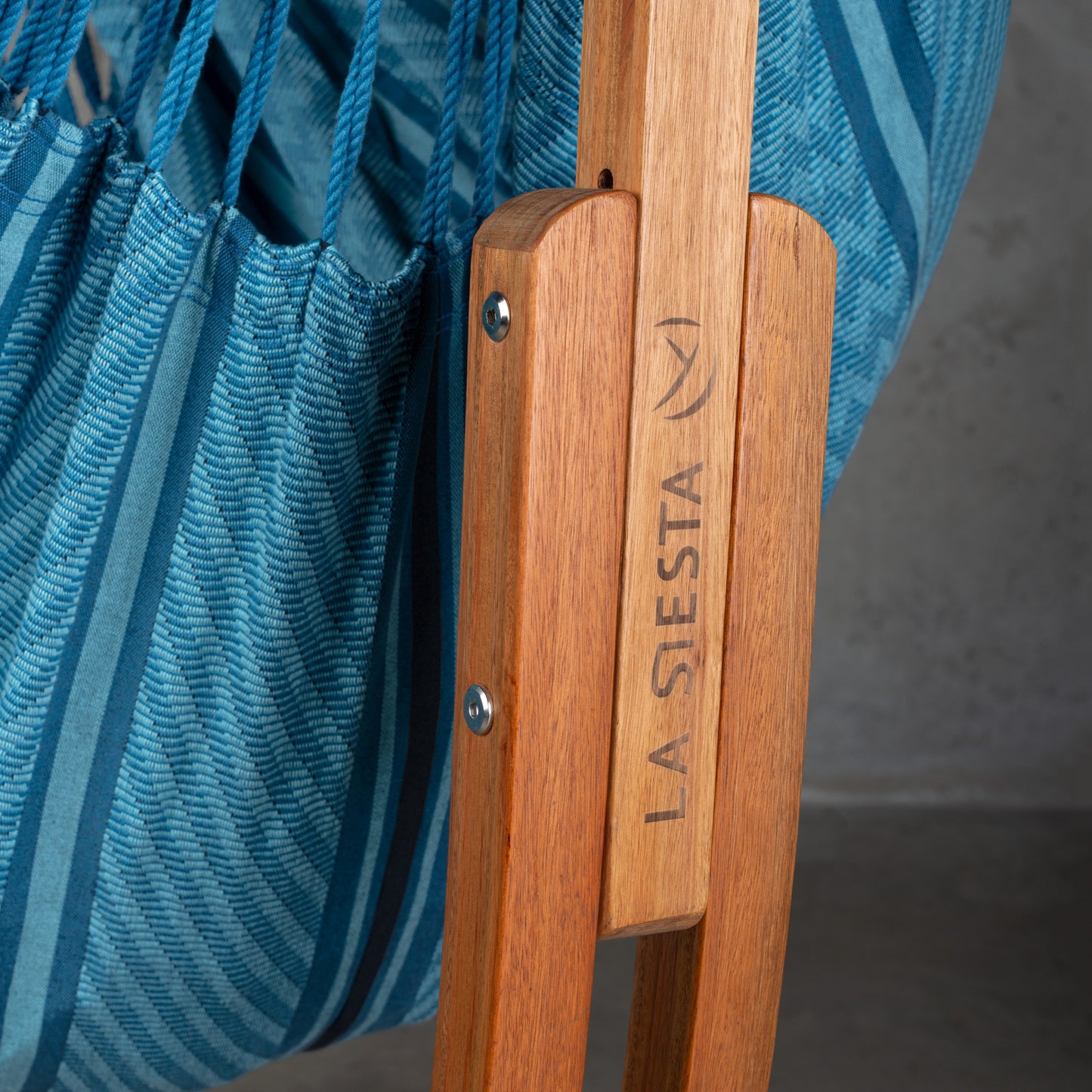 Udine Organic Blue Zebra - Fotel hamakowy wykonany z bawełny organicznej ze stojakiem wykonanym z FSC®-certyfikowanego drewna eukaliptusa